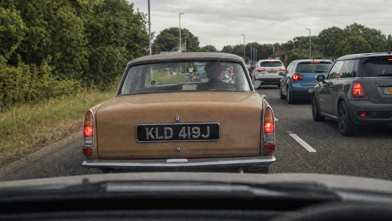 01_classic_car_overheating_in_traffic