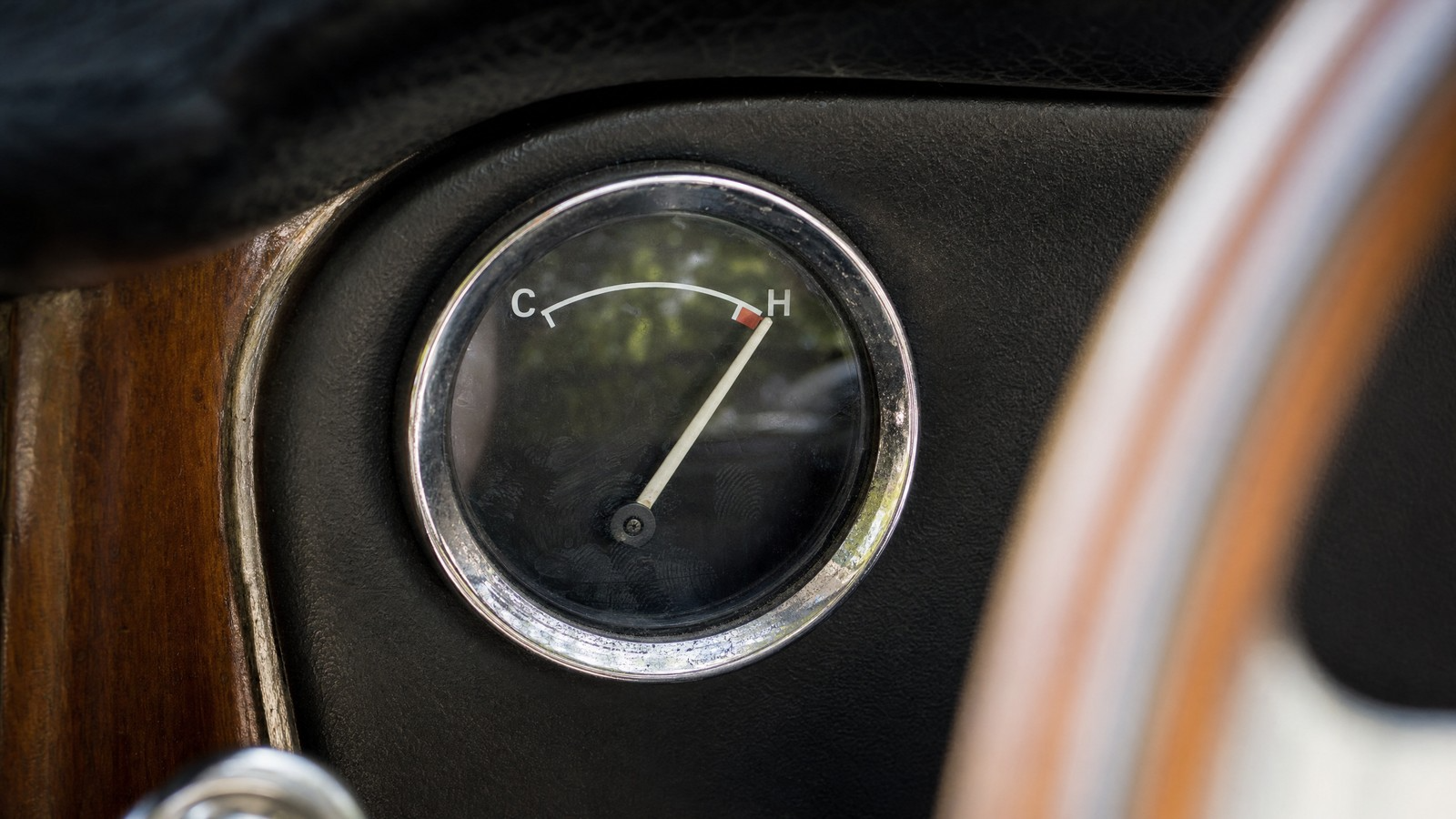 02_temperature_gauge_near_hot