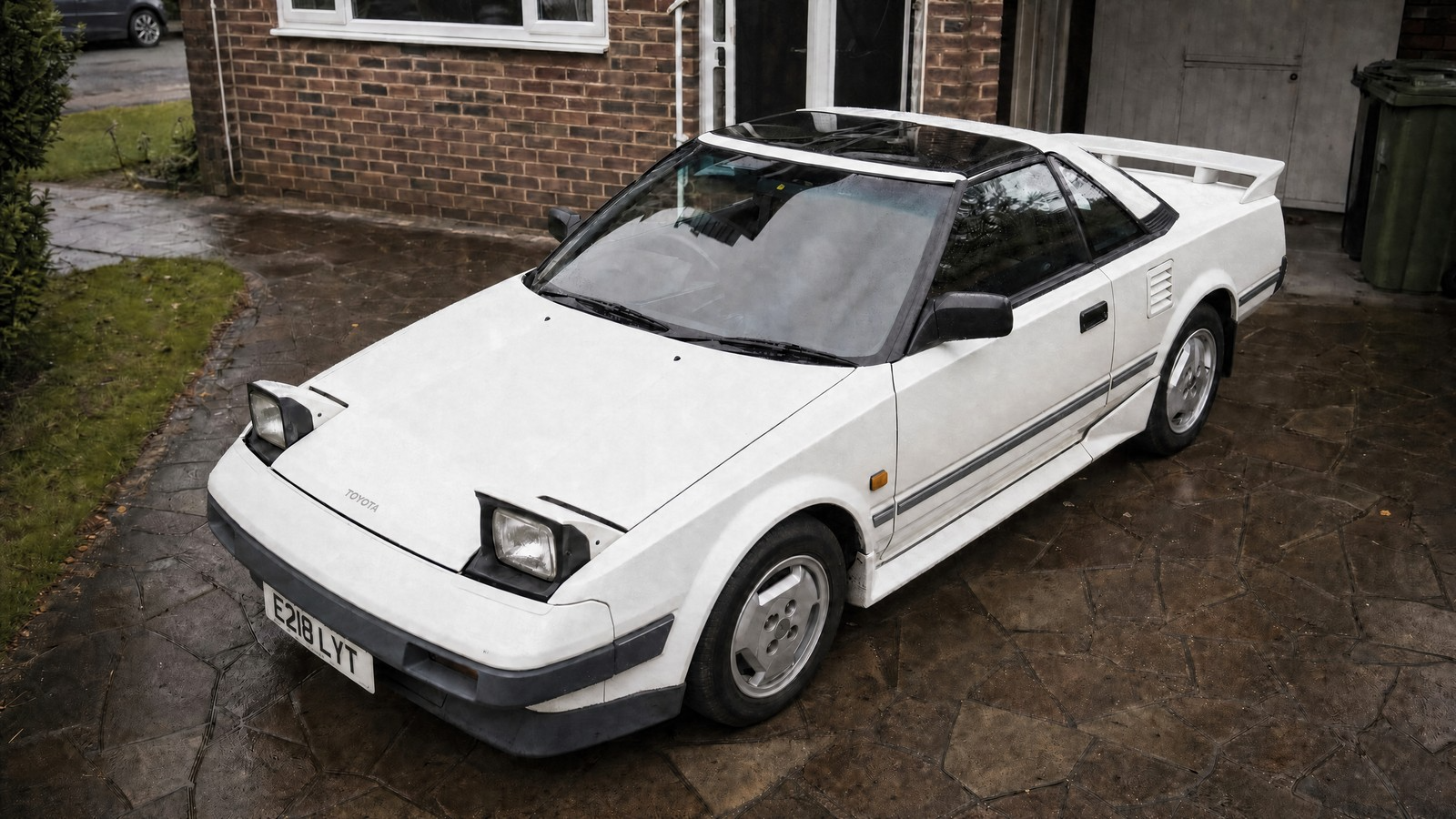 toyota_mr2_mk1_t_bar_driveway_body_colour_spoiler